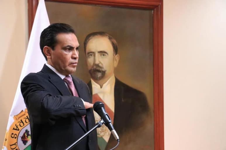 Luego de recibir un citatorio por parte de la Fiscalía Especializada en Hechos de Corrupción de Coahuila, el alcalde de Parras de la Fuente, Ramiro Pérez Arciénega, acudió al medio día de este miércoles y compareció por casi dos horas. (FACEBOOK)