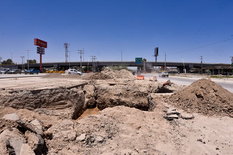 Vehículos deben pasar a centímetros de zanjas y hoyos, parte de una obra del Simas Torreón en el bulevar de la Libertad. (ÉRICK SOTOMAYOR)