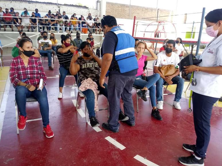Personal médico brindó atención a varios jóvenes que se presentaron para recibir su vacuna y se sintieron mal. (EL SIGLO DE TORREÓN)