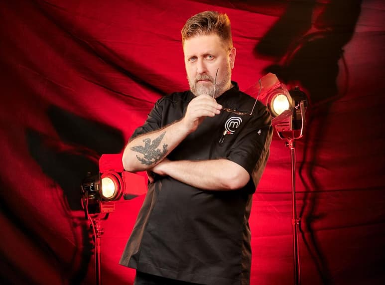 El chef Adrián Herrera presume los participantes de MasterChef Celebrity y da los detalles del programa.