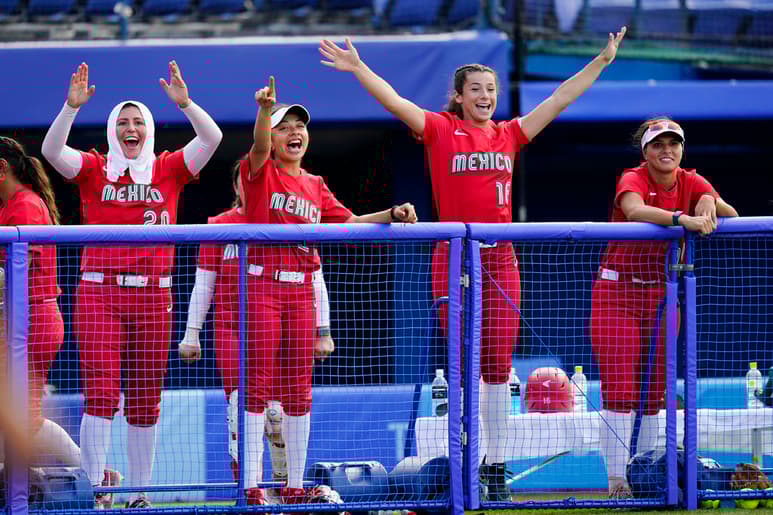 Pidieron que todo México las apoyara y lo consiguieron, aunque da la impresión de que no valoran tanto el uniforme que portaron. Según las boxeadoras mexicanas Brianda Cruz y Esmeralda Falcón, las integrantes de la Selección Nacional de Softbol Femenil, que concluyó su participación en Tokio 2020 en el cuarto lugar, tiraron a la basura de la Villa Olímpica los uniformes con los que jugaron, lo que causó molestia a las púgiles. (AP)