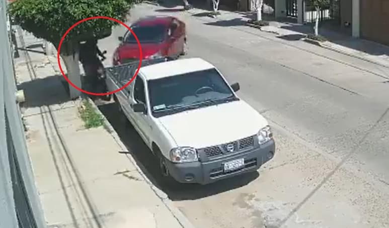 Tras arrollar al repartidor de comida rápida en las calles de León, Guanajuato, el conductor del Ford Figo se dio a la fuga (CAPTURA)
