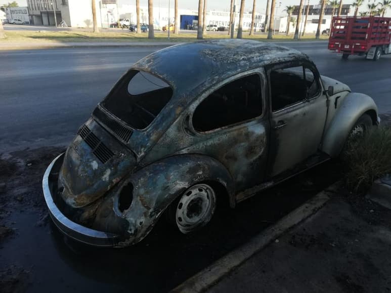En unos 6 minutos arribaron al lugar indicado los elementos de Bomberos a bordo de la máquina extintora y procedieron a sofocar las llamas que envolvían el automóvil Volkswagen tipo sedán, color dorado.
(EL SIGLO DE TORREÓN)