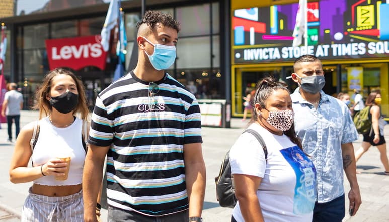 Los cubrebocas, que habían comenzado a desaparecer de los estantes de las tiendas en Estados Unidos, están nuevamente ocupando una posición central. (ARCHIVO)