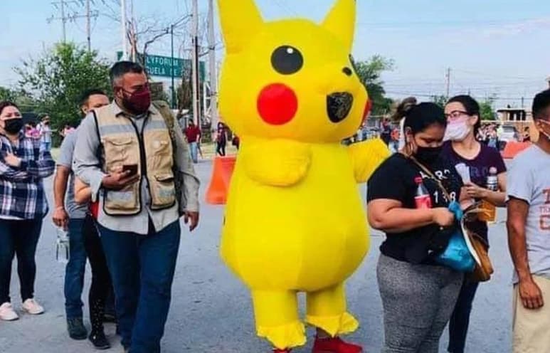 Nuevamente se hizo presente el personaje de Pokémon en la fila de vacunación contra COVID-19, gracias a un joven que acudió a recibir el fármaco con una botarga de éste (ESPECIAL) 