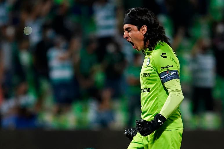 Para Guillermo Almada, el arquero albiverde Carlos Acevedo, debió ocupar el puesto bajo los tres postes del lesionado José de Jesús Corona en el Juego de Estrellas de la Liga MX ante la MLS, sin demeritar la trayectoria del “Patón” Guzmán. (ARCHIVO)