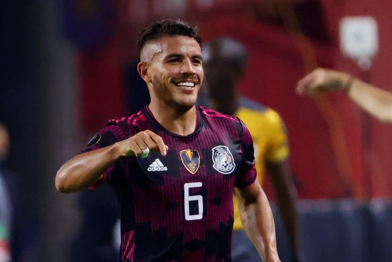Este jueves fue dada a conocer la muerte del exfutbolista brasileño Geraldo Francisco dos Santos 'Zizinho', padre de los jugadores mexicanos Giovani y Jonathan dos Santos, su deceso ocurrió en un día decisivo para la Selección Mexicana, ya que se enfrenta a Canadá para disputar la semifinal de la Copa Oro y conseguir el pase a la final del certamen, en donde compite Jonathan. (ARCHIVO)