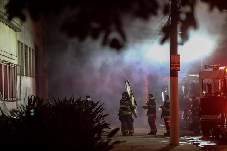 El Departamento de Bomberos indicó que 15 de sus camiones y 50 bomberos se encontraban en el sitio tratando de evitar que las llamas se propagaran a una zona más grande del inmueble.
(EFE)