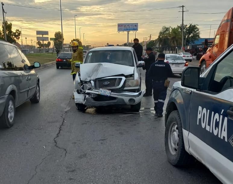 El hombre manifestó que de repente perdió el control del vehículo y al virar a su izquierda, no pudo evitar impactarse de frente contra uno de los arbotantes del alumbrado público. (EL SIGLO DE TORREÓN)