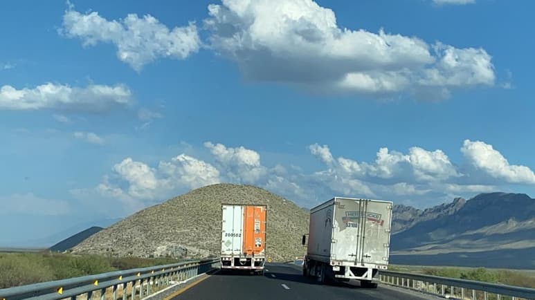 Aun cuando la construcción de una carretera interserrana, se trata de un proyecto a largo plazo, empresarios saltillenses opinaron que este resultaría muy viable, pues daría solución al tráfico que diariamente se registra en la carretera Saltillo-Monterrey. (ARCHIVO)
