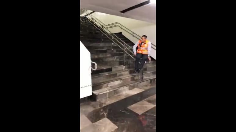 El Sistema de Transporte Colectivo Metro informó que esta tarde, debido a la acumulación pluvial al exterior, se registró el ingreso de agua a la estación La Merced de la Línea 1. (ESPECIAL)