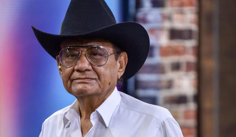 Orgulloso. Alfredo del Orbe visitó el foro de Siglo TV, asistiendo al programa El Sonidero Lagunero, donde presentó tres melodías y compartió algunas de sus anécdotas. (ESPECIAL)