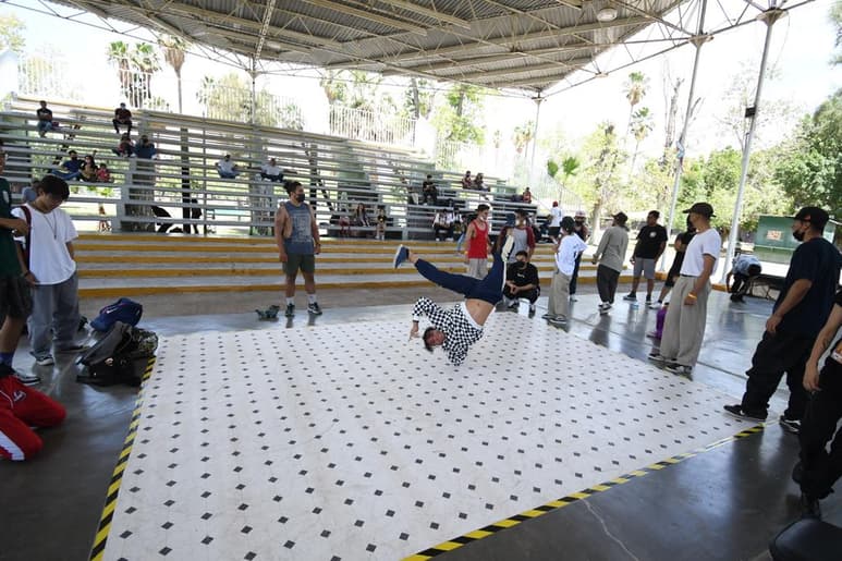 En diciembre de 2020, Thomas Bach, presidente del Comité Olímpico Internacional (COI) anunció que el breakdance se contemplaría como disciplina deportiva para los Juegos Olímpicos de París 2024. Esto provocó un hito en todos los rincones del mundo donde se practica el breaking (como originalmente es nombrado por parte de los b.boys o bailarines), pues este baile forma parte de la subcultura urbana del hip hop, la cual tiene gran influencia en todo el orbe. (EL SIGLO DE TORREÓN / Fernando Compeán)