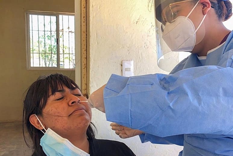 Para reducir la movilidad y prevenir riesgos de contagios por COVID-19, el Instituto Mexicano del Seguro Social (IMSS) habilitó desde marzo de 2020 plataformas electrónicas para tramitar en línea el Permiso COVID-19, el cual es homologable a una incapacidad temporal para el trabajo.
