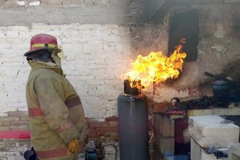 La tarde del sábado elementos del cuerpo de Bomberos y Protección Civil de Gómez Palacio se movilizaron hasta la colonia Nuevo Refugio tras el reporte del incendio de una vivienda.