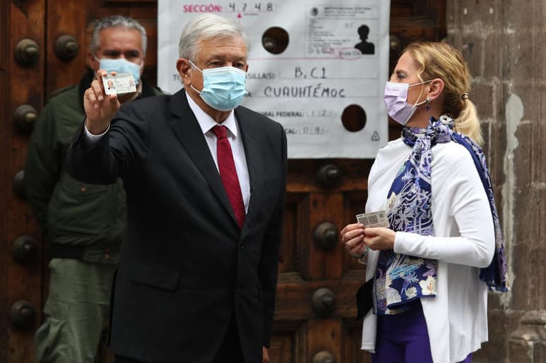 Tras 40 minutos de retraso abrió la mesa 4749 para la jornada de la primera consulta popular, en la cual podría votar presidente Andrés Manuel López Obrador, pero volvió a cerrar a falta de dos funcionarios de casilla. (ARCHIVO)