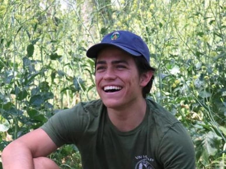 Un joven astro de TikTok que había estado con soporte vital después de que él y un amigo fueran baleados al interior de un cine en el sur de California ha muerto, informaron el sábado la policía y sus familiares.