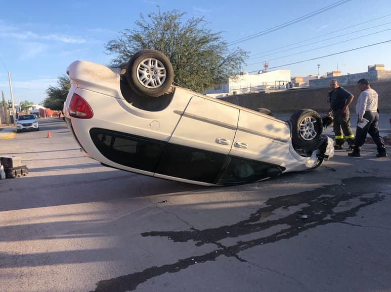 El chofer del vehículo resultó con diversos golpes en el cuerpo, por lo que requirió atención médica. (EL SIGLO DE TORREÓN)