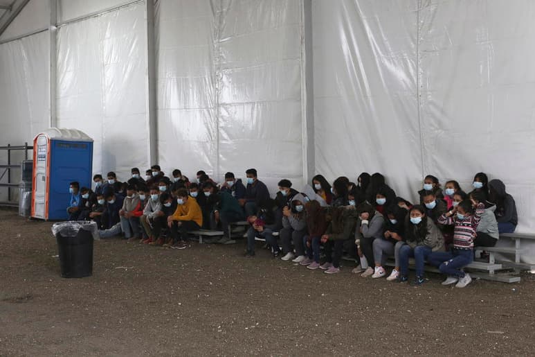 Muchas familias de inmigrantes que han llegado en las últimas semanas a Estados Unidos serán transferidas al Servicio de Inmigración y Control de Aduanas (ICE) para aliviar el hacinamiento en las estaciones de la Patrulla Fronteriza, informa la cadena NBC. (ARCHIVO)