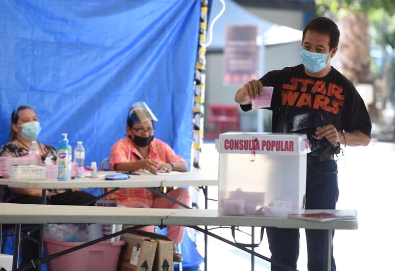 En un recorrido por las mesas receptoras para la Consulta Popular que se instalaron en Torreón, se observó a muy poca gente participando, principalmente adultos mayores y jóvenes que manifestaban su entusiasmo por el ejercicio democrático. (ARCHIVO)