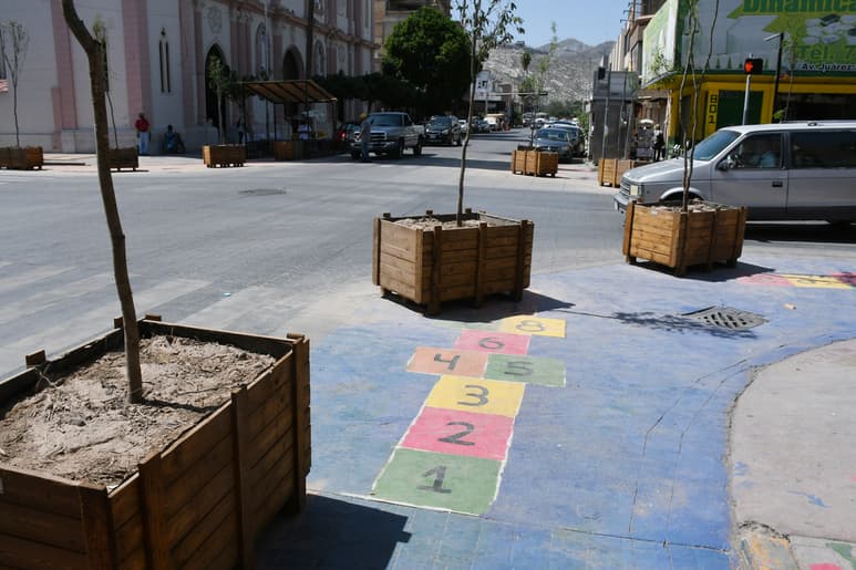 El Implan arrancó la primera etapa del proyecto Vive tu Acera, que consiste en cruces seguros con parques de bolsillo en cuatro cruceros del Centro Histórico de Torreón. (ARCHIVO)
