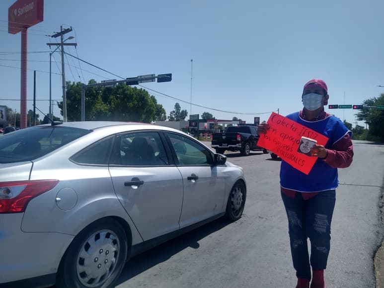 Los jóvenes se colocaron en los diferentes cruceros de la ciudad. (EL SIGLO DE TORREÓN)