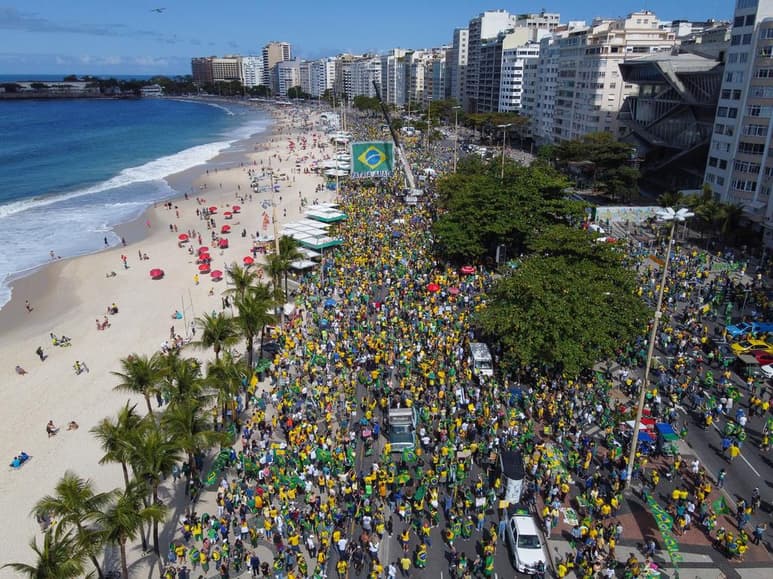 Miles de brasileños se movilizaron en varias ciudades para reivindicar el voto impreso auditable como complemento del actual sistema de votación electrónica y en apoyo al presidente, Jair Bolsonaro, principal abanderado de ese cambio. (ARCHIVO)