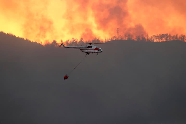 Miles de bomberos turcos siguen luchando este lunes contra varios incendios en el sur y oeste del país, donde las llamas continúan avanzando, con la esperanza de que la llegada de dos hidroaviones españoles, prevista para mañana, permita infligir un golpe decisivo al fuego. (ARCHIVO)