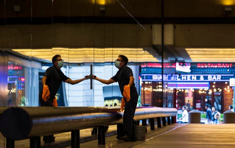 Los empleadores de Estados Unidos están perdiendo la paciencia con los trabajadores que no quieren vacunarse contra el COVID-19. (ARCHIVO)