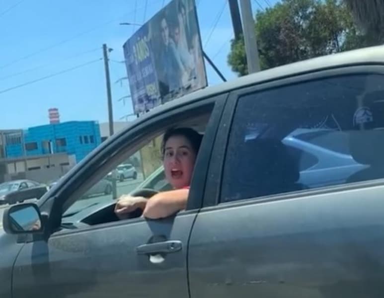 A través de la plataforma digital de TikTok se difundió el video donde una mujer en el tráfico ataca verbalmente a una pareja que se encontraba en el auto que pasaba a un costado de ella.