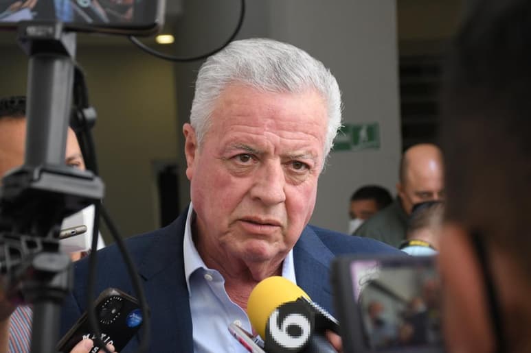 El alcalde de Torreón, Jorge Zermeño, calificó como una 'vacilada' al ejercicio de Consulta Popular que se llevó a cabo ayer domingo en todo el país, actividad organizada por el Instituto Nacional Electoral (INE) y que no alcanzó ni el 8 por ciento de participación ciudadana. (FERNANDO COMPEÁN)
