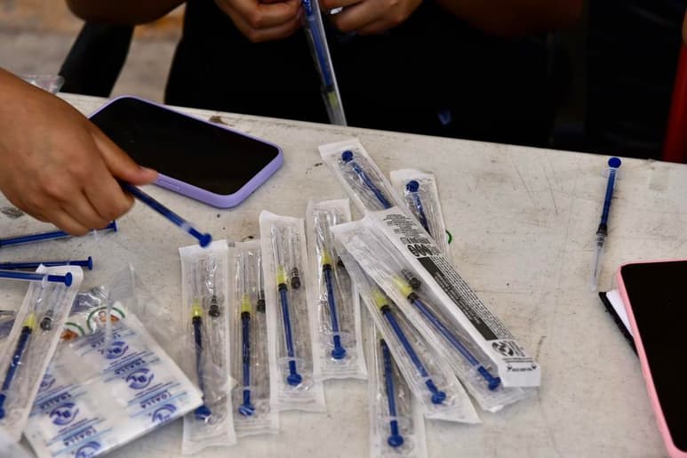 La Comisión Federal de Protección y Riesgo Sanitario (COFEPRIS) a través de la Secretaría de Salud en Coahuila (SSC), exhortó a la población a denunciar establecimientos donde detecten la comercialización y aplicación ilegal de la vacuna BNT162B2 Pfizer/Biontech contra el virus SARS-CoV-2. (ARCHIVO)