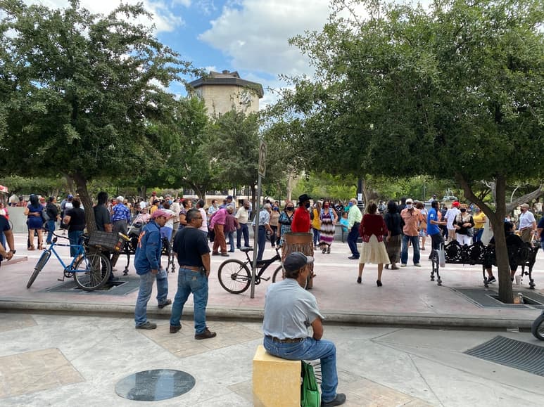 Además de descartar nuevas restricciones o confinamientos por la tercera ola del COVID-19 en Coahuila, el Subcomité de Salud en La Laguna aprobó más eventos con asistencia masiva. La entidad pasó al semáforo epidemiológico amarillo según el Gobierno federal. (ARCHIVO)