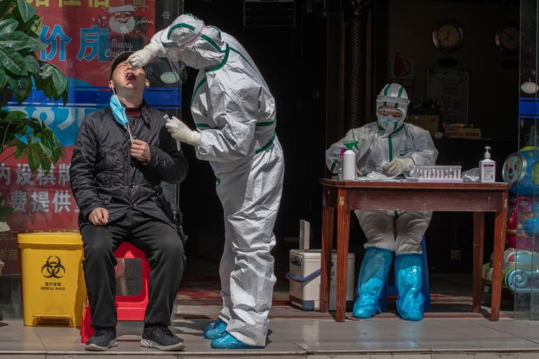  
Wuhan, una capital provincial de 11 millones de personas en el centro de China, se suma a otras ciudades que también pasaron por campañas de pruebas a toda la población. (EFE)