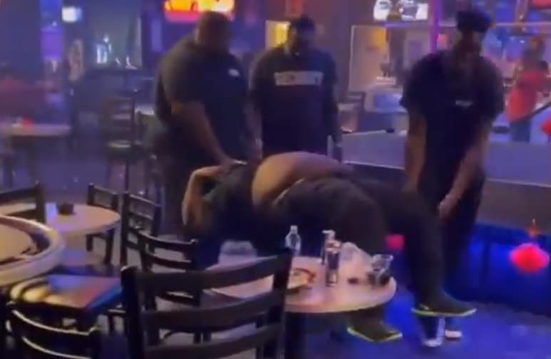 La escena del hombre 'borracho' siendo sacado del bar en una carretilla se volvió viral (CAPTURA)