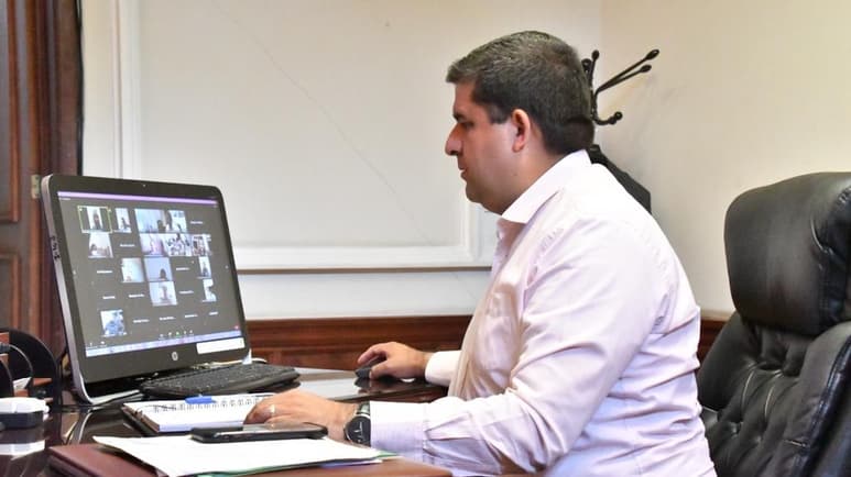 “Tendremos que estar a la expectativa de que si eso sucede, esa restricción nos habrá de repercutir a nosotros porque mucha de nuestra gente se traslada a Torreón, en esa parte estaremos a la expectativa”, indicó Homero Martínez. (EL SIGLO DE TORREÓN)