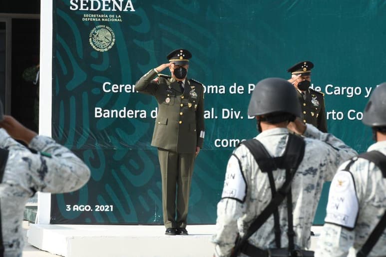 Fue en punto de las 09:00 horas que inició el evento en el llamado Campo Militar de La Joya, ahí estuvieron presentes autoridades militares, civiles, representantes de los medios de comunicación y de la sociedad civil, quienes fueron testigos del la toma de posesión del cargo de Cortés Rodríguez, quien además protagonizó los tradicionales honores a la bandera.
(FERNANDO COMPEÁN)