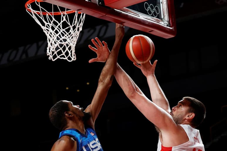 Estados Unidos acabó este martes con el viaje de España en los Juegos Olímpicos de Tokio 2020 derrotándola en cuartos de final (81-95) y también con la travesía de Pau y Marc Gasol en la selección española, en el que fue su último encuentro con el combinado nacional, al que dieron tantas alegrías. (ARCHIVO)