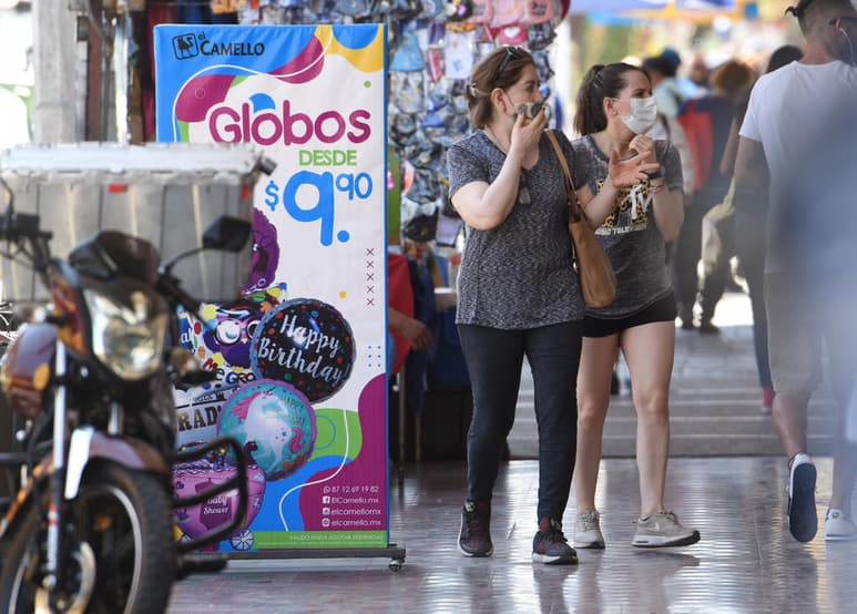 Las vacunas contra el COVID-19 tardan en generan inmunidad por lo que es importante que la población no baje la guardia y continúe las medidas para prevenir esta enfermedad, señaló el Instituto Mexicano del Seguro Social (IMSS) en Coahuila. Además, destacan la importancia de completar los esquemas de vacunación contra el SARS-CoV-2, con las dosis requeridas. (ARCHIVO)
