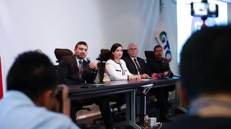 De acuerdo con una investigación publicada por Mexicanos contra la Corrupción y la Impunidad (MCCI), el gobierno federal inició una investigación contra Carlos Zamarripa, fiscal de Guanajuato, 'en cuya gestión ese estado se convirtió en el más violento del país por la disputa entre cárteles de la droga'. (ARCHIVO)