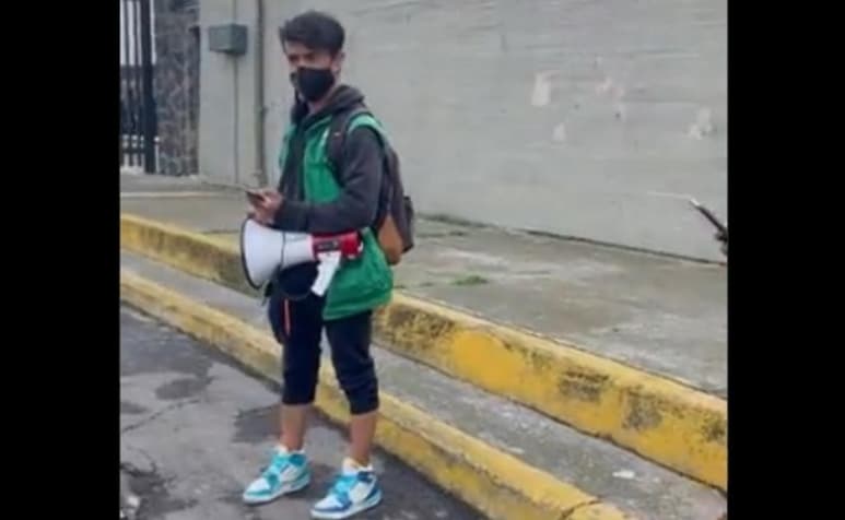 'Bienvenidos a su segunda dosis de la vacuna a las personas de 40 a 49 años. Gracias al esfuerzo del Licenciado Andrés Manuel López Obrador y de la Jefa de Gobierno, Claudia Sheinbaum. Nos toca seguir cuidándonos', así recibieron a los habitantes de Magdalena Contreras y Coyoacán que acudieron este martes a la sede del Estadio Olímpico Universitario para ser inmunizados contra el COVID-19. (ESPECIAL)