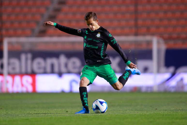 Ronaldo Prieto espera que con su trabajo se gane un puesto como titular en el equipo de Almada. (ESPECIAL)