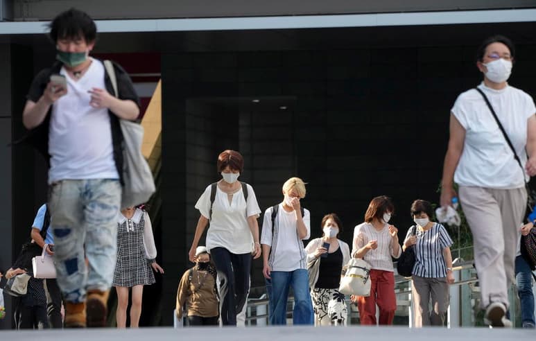 En Tokio hay más de 14,000 pacientes con síntomas leves aislados en sus casas, más de 10 veces la cifra de hace un mes, mientras que otros 8,400 esperan plazas en hospitales o en hoteles adaptados.
(EFE)