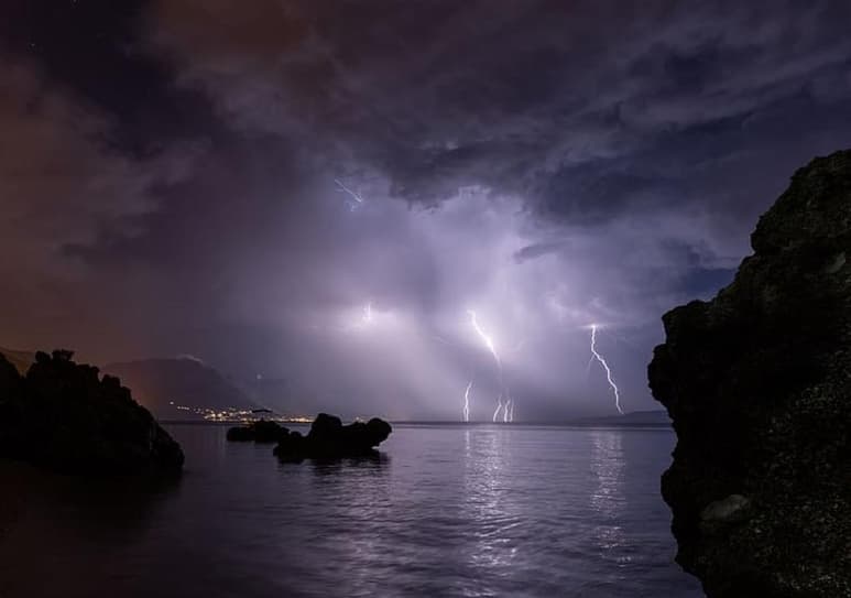 El rayo impactó de improviso en medio de una fuerte tormenta. (INTERNET)