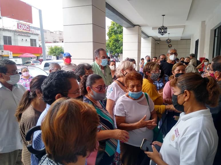 Este miércoles, decenas de adultos mayores de 65 años acudieron al Centro Integrador de Bienestar Social ubicado sobre la calle Hermenegildo Galeana en el Palacio Federal para buscar registrarse y poder acceder al apoyo económico bimestral que este año es de 3 mil 100 pesos.
(ANGÉLICA SANDOVAL)
