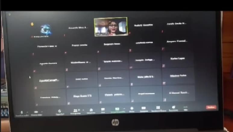La profesora acaparó la atención de redes sociales gracias al truco que utilizó con sus alumnos en las clases en línea (CAPTURA)