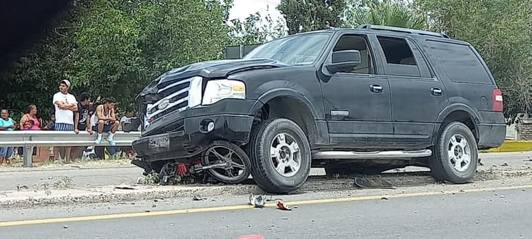 La camioneta chocó al motociclista a la altura de la citada comunidad, quedando el motociclista y su moto debajo de la camioneta, ya que lo embistió con su parte frontal, en tanto que la mujer salió disparada y quedó a un lado de la Ford Expedition.
(EL SIGLO DE TORREÓN)