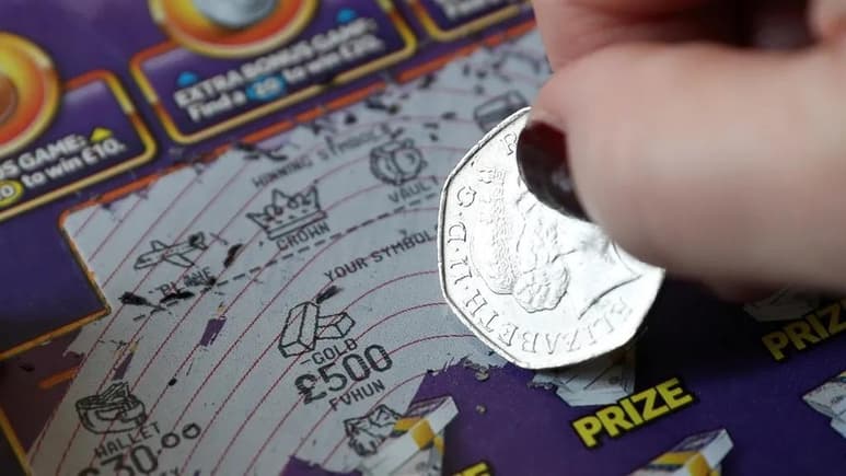 Tras cancelarse su vuelo, la mujer compró unos boletos de lotería 'para entretenerse' y terminó ganando un millón de dólares (ESPECIAL)