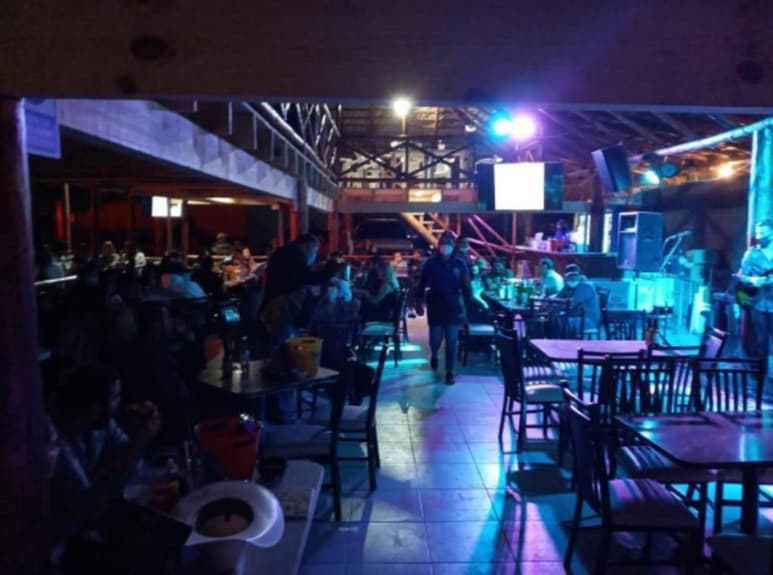 Aunque no habrá modificaciones más estrictas en los establecimientos ante el alza de contagios COVID-9, fue determinado que los bares y antros no podrán abrir los domingos, mientras que los restaurantes-bar si podrán.