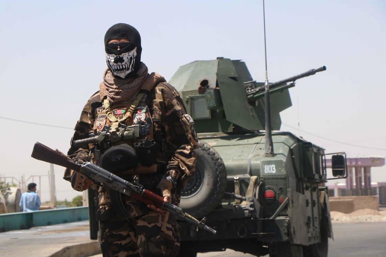 El Ejército afgano informó este viernes de la muerte de al menos 94 talibanes y miembros de Al Qaeda, entre ellos el comandante regional de las fuerzas especiales talibanes, durante la contraofensiva para repeler el asedio de los últimos días sobre Lashkargah, capital de la provincia meridional de Helmand. (ARCHIVO)